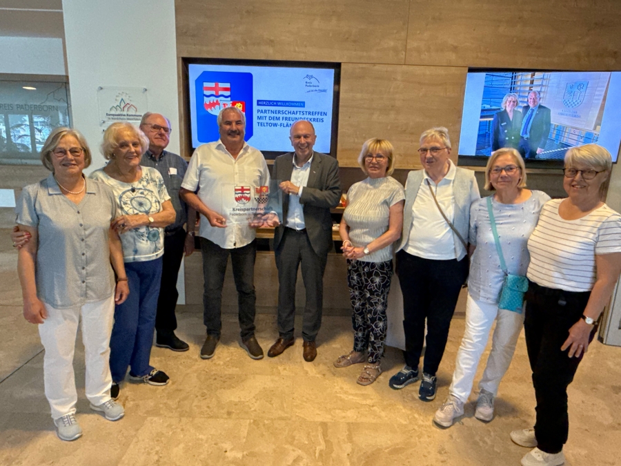 Landrat Christoph Rüther (5.v.l.) begrüßt ehemalige Kreistagsmitglieder aus Teltow-Fläming und Paderborn im Kreishaus: Hildegard Kramer (Paderborn), Marlene Lubeck (Paderborn), Ferdinand Flottmeier (Paderborn), Berndt Schütze (Teltow-Fläming), Maria Junge (Paderborn), Marie-Luise Reinicke (Paderborn), Ursula Barlen (Paderborn), Gudrun Riebe (Teltow-Fläming) - v.l. © Kreis Paderborn  Landrat Christoph Rüther (5.v.l.) begrüßt ehemalige Kreistagsmitglieder aus Teltow-Fläming und Paderborn im Kreishaus: Hildegard Kramer (Paderborn), Marlene Lubeck (Paderborn), Ferdinand Flottmeier (Paderborn), Berndt Schütze (Teltow-Fläming), Maria Junge (Paderborn), Marie-Luise Reinicke (Paderborn), Ursula Barlen (Paderborn), Gudrun Riebe (Teltow-Fläming) - v.l. © Kreis Paderborn